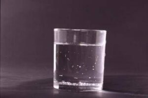 Bere acqua calda al mattino o alla sera? I consigli dell’esperto