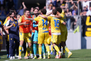Serie B – Frosinone avanti tutta: tris alla Carrarese e risposta al Monza, sarà duello all’ultimo sangue