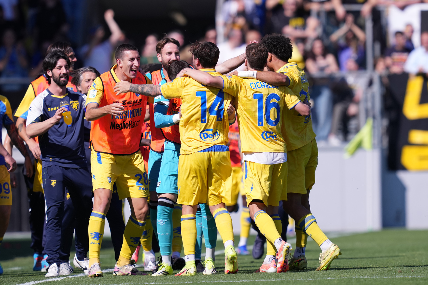 Serie B – Frosinone avanti tutta: tris alla Carrarese e risposta al Monza, sarà duello all’ultimo sangue