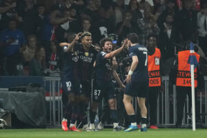 La notte.. oltre le stelle – Extraterrestri a Parigi, lontani anni luce: primo atto 5-4, Nasa