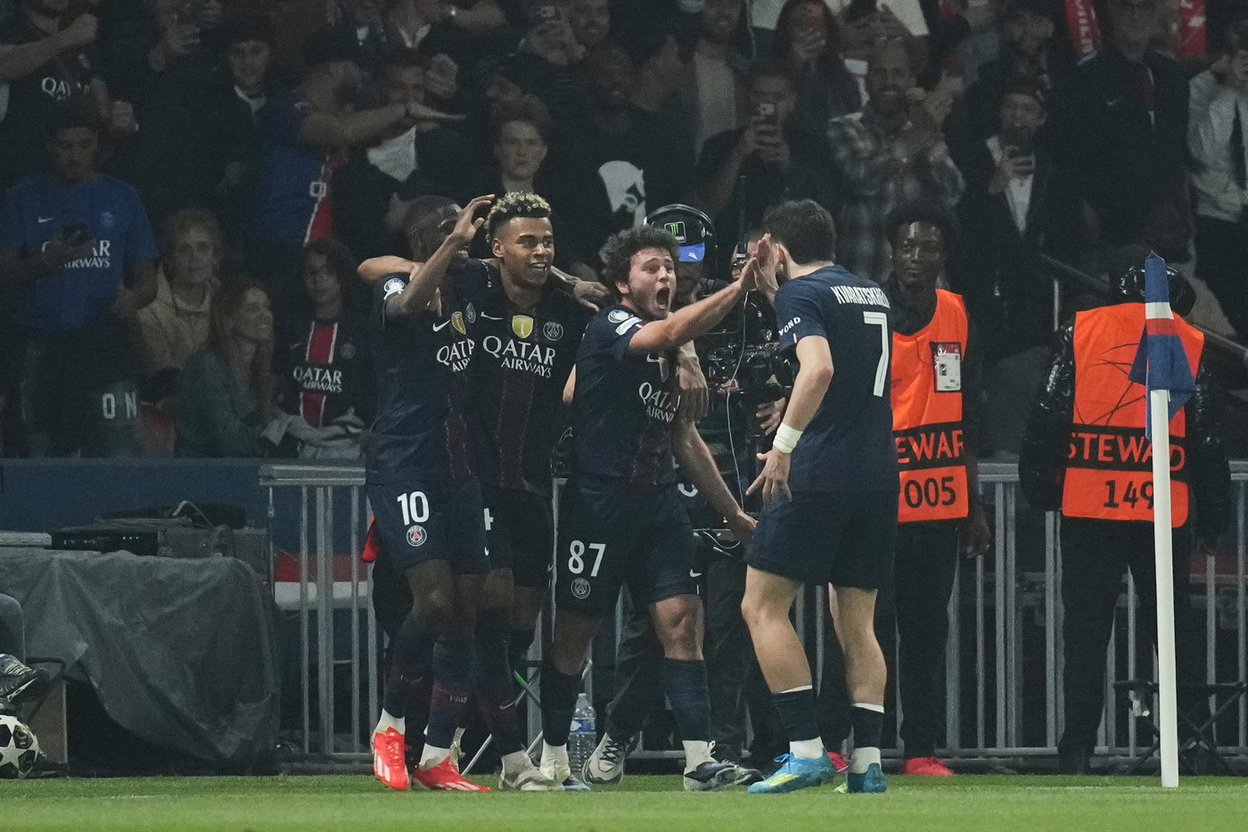 La notte.. oltre le stelle – Extraterrestri a Parigi, lontani anni luce: primo atto 5-4, Nasa