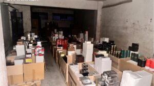 Sora – La Finanza scova un capannone abusivo con oltre 24mila profumi contraffatti