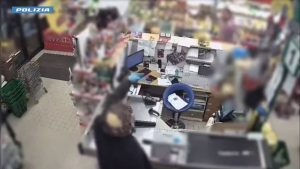 Rapina in un supermercato con una maschera in silicone, 51enne arrestato a Roma