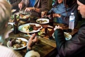 dalla-colomba-alle-uova-fino-a-3-000-calorie-a-pranzo-i-consigli-dellesperta-dopo-gli-eccessi