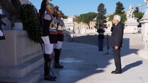 25 aprile, Mattarella depone una corona di alloro all’altare della Patria