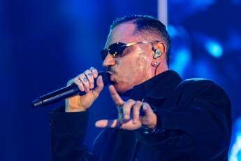 Marracash torna alle origini e rompe la ‘quarta parete’: lo show che abbraccia Barona