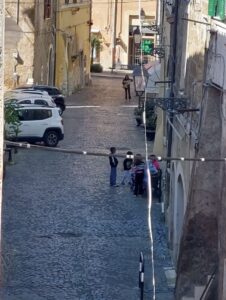 Civita Castellana – Bambina di 2 anni precipita dal secondo piano di una palazzina: è in gravi condizioni