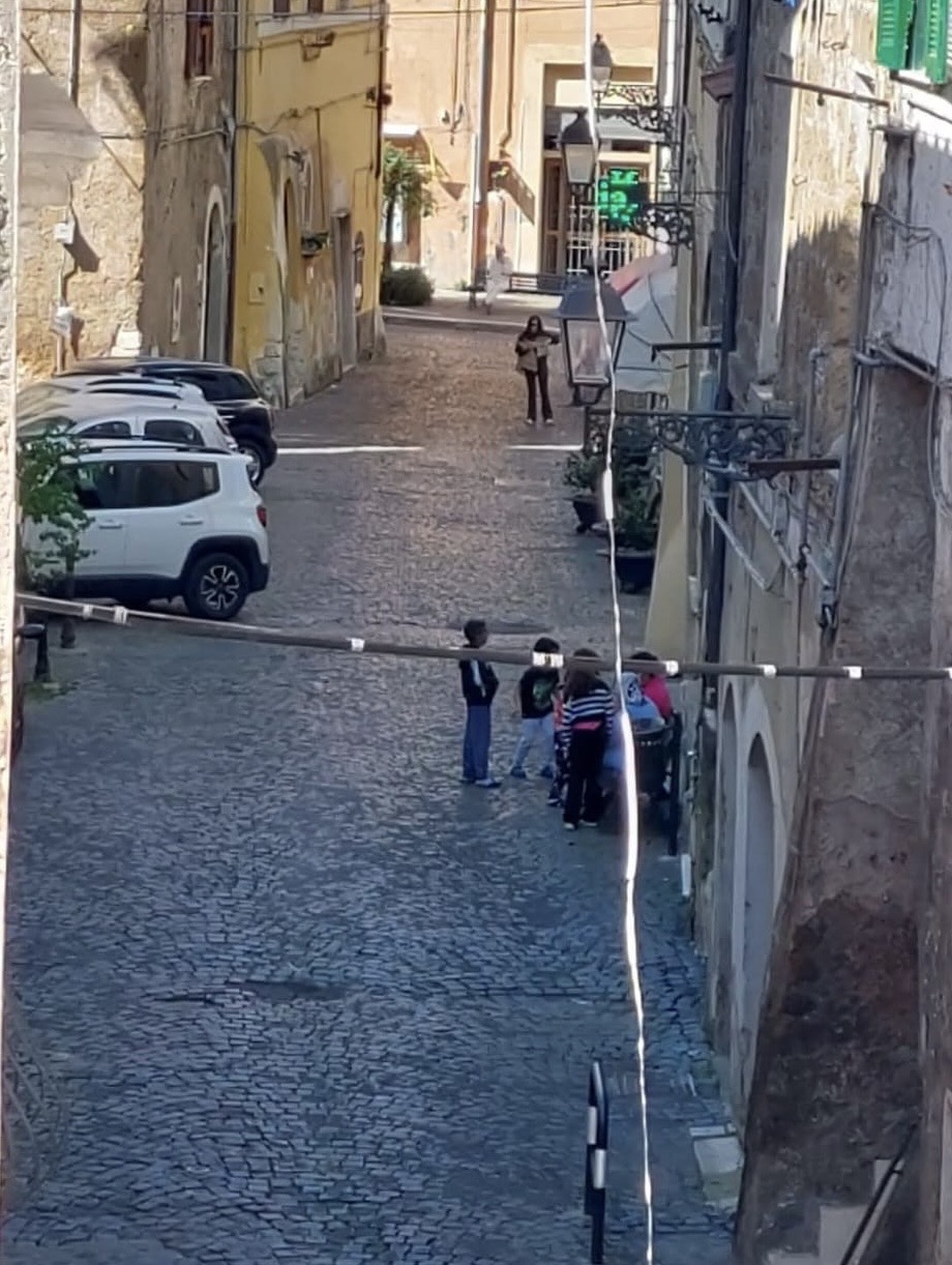 Civita Castellana – Bambino di 2 anni precipita dal secondo piano di una palazzina: è in gravi condizioni