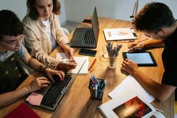 Eurispes, Italia perde 34.700 giovani l’anno e 1,7 mld pil a causa emigrazione