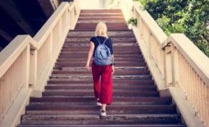 Usare le scale e non l’ascensore, oggi l’iniziativa anti sedentarietà del ‘No Elevators Day’