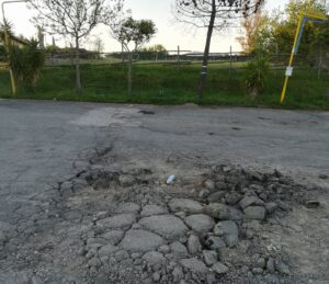 Civitavecchia – Strade fatiscenti al Casaletto Rosso, il caso approda in Consiglio comunale: a breve interventi per buche e sicurezza