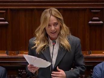 Meloni frena l’applauso in Aula durante l’iinformativa: “E’ ancora lunga, regà”. Poi punzecchia le opposizioni