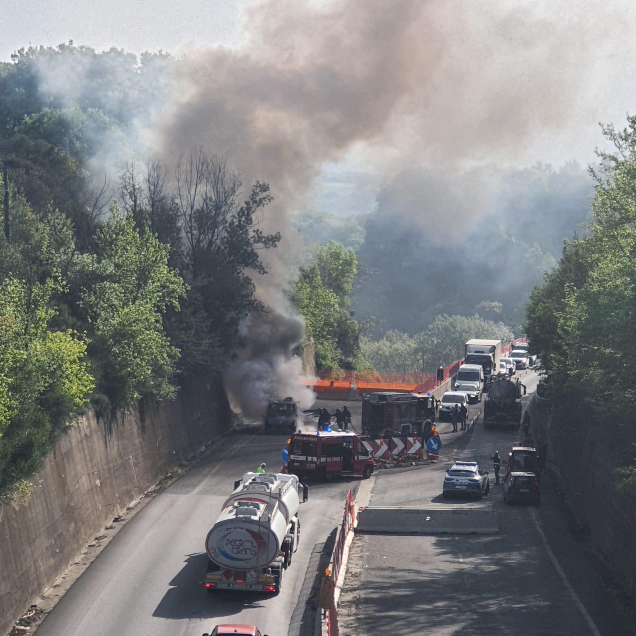 Orte – Furgone in fiamme sulla Ss 675, traffico interrotto