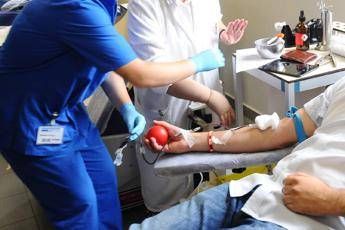 Sangue solo da donatori non vaccinati, è boom di richieste e negli Usa scatta l’alert