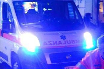 Tragedia a Fiumicino, auto travolge un pedone e si ribalta: un morto e tre feriti gravi