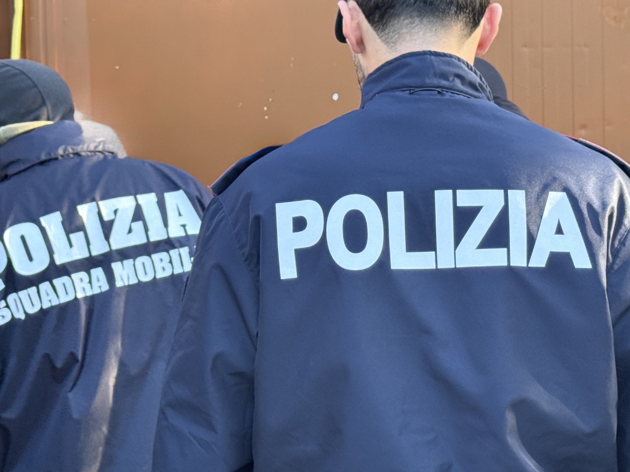 Roma – Minaccia di morte con una mannaia la ex e si barrica in casa con il figlio, arrestato