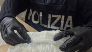 Roma: caveau della droga nascosto in casa al Quarticciolo, un arresto