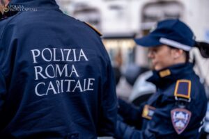 Roma – Ponte Mammolo: tenta di rubare merce sequestrata e si scaglia contro agente, arrestato 38enne
