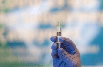 Vaccino combinato Covid e influenza, il via libera in Ue: chi potrà farlo
