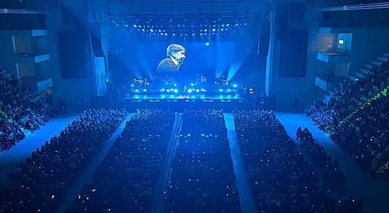 Terni – Emozioni al concerto di Gianni Morandi: anziana prende in pieno un’auto e abbatte un albero