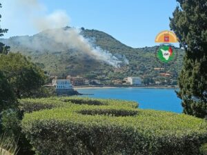 Incendio a Monte Argentario, fiamme domate in poche ore: paura vicino alle abitazioni