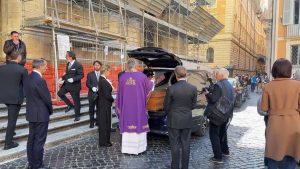 A Roma i funerali di Roberto Arditti, le immagini dell’uscita del feretro