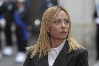 Missione di Meloni nel Golfo, trasferta lampo di due giorni. “Trump? Quando non siamo d’accordo lo diciamo”