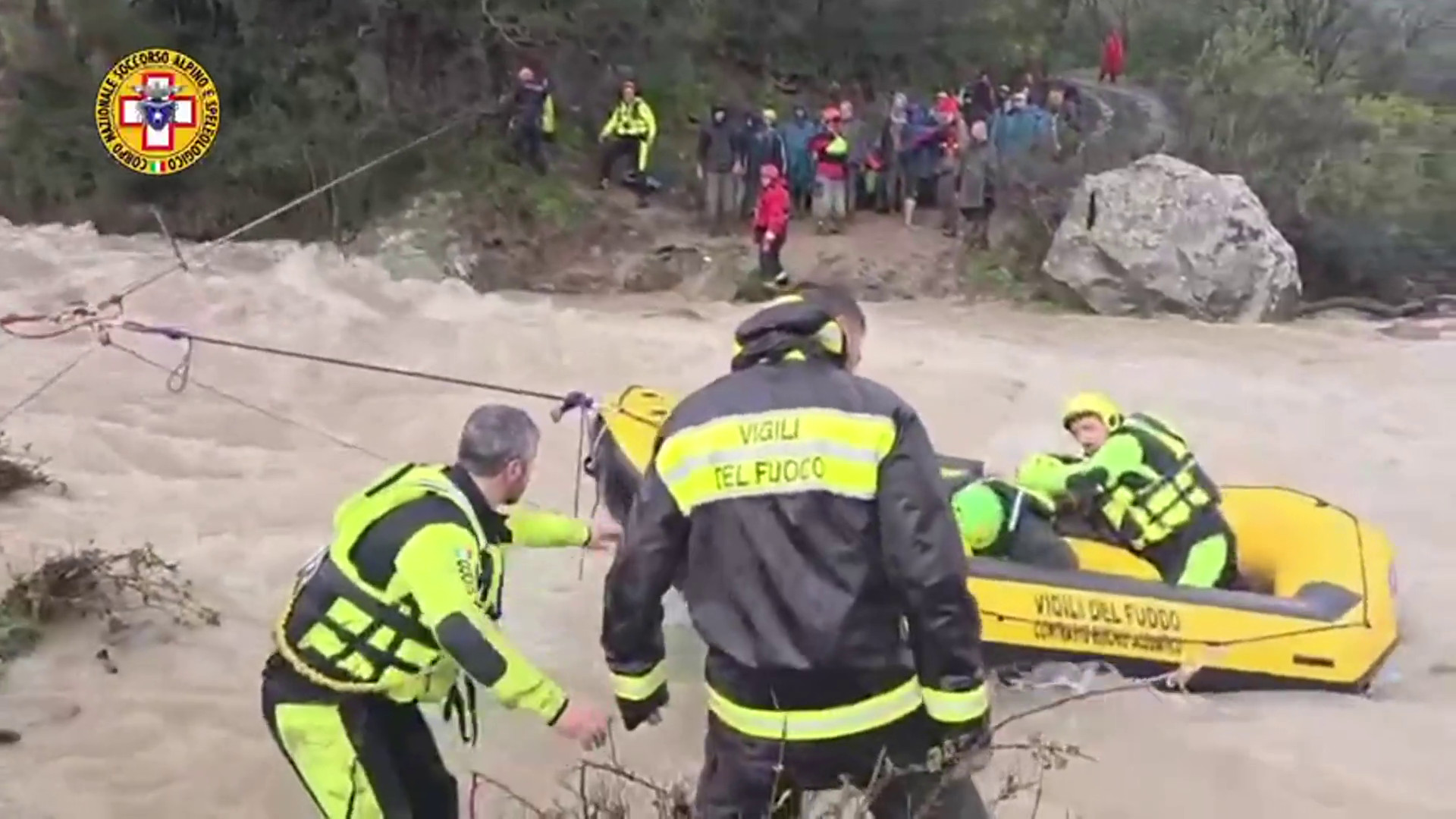 maltempo-tratti-in-salvo-32-turisti-rimasti-isolati-nel-messinese-le-immagini