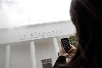 Biennale Arte, lettera di 70 artisti e curatori: “No a partecipazione Israele, Russia e Usa”