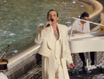Achille Lauro sorprende Roma: show segreto alla Fontana di Trevi per ‘Comuni Immortali’