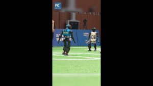 Cina, robot programmati da studenti delle scuole medie giocano a calcio