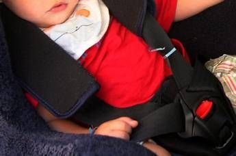 Nuoro, lasciano la bimba di sei mesi nell’auto e vanno a fare la spesa: denunciati due turisti