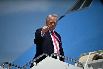 Iran-Usa, negoziati in bilico. Trump: “Accordo o distruggo tutto”. Colpita e bloccata nave di Teheran