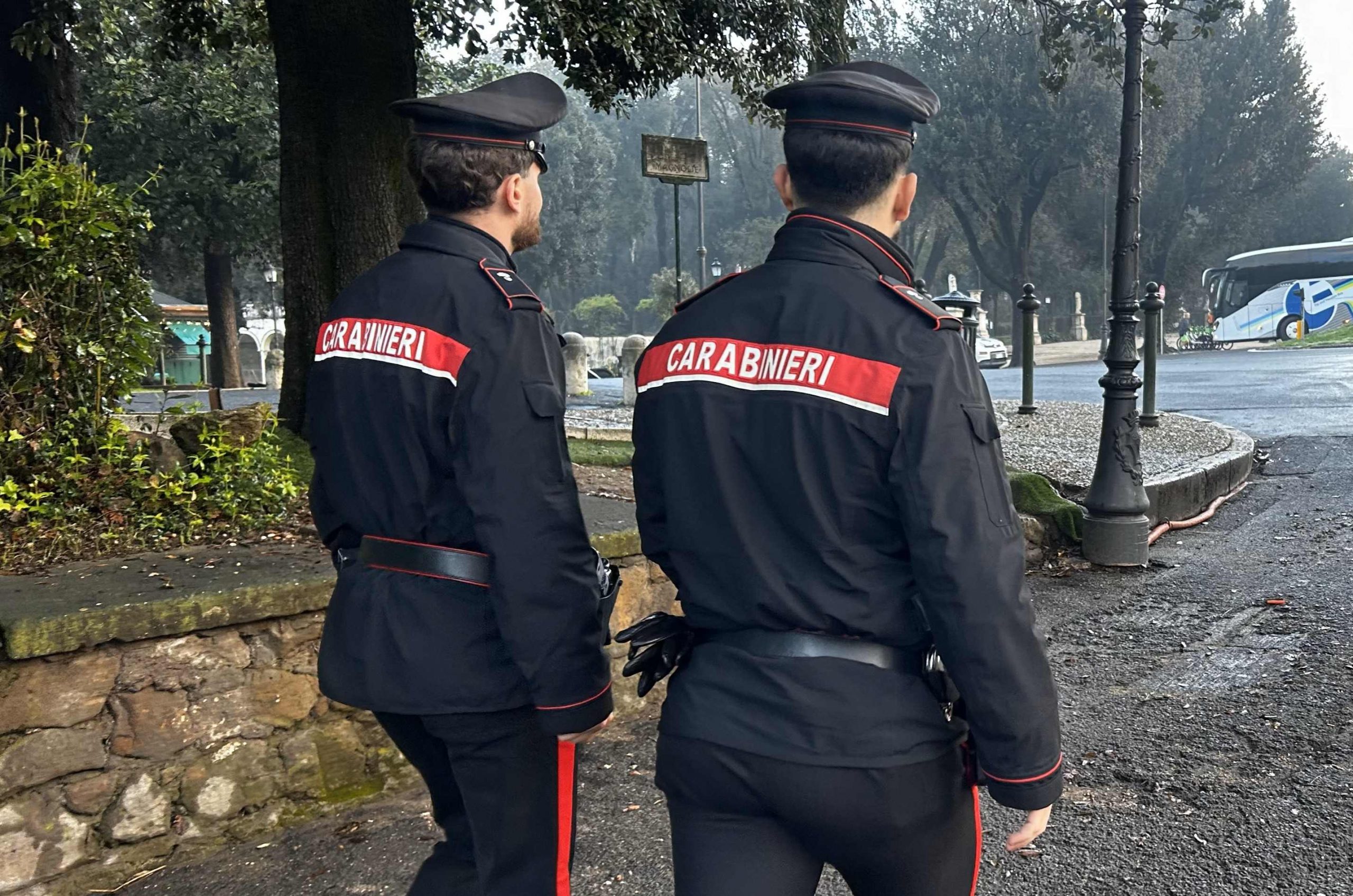 Roma – Rapinatore di Iphone con la tecnica dello spray al peperoncino incastrato dalle foto delle scarpe postate da lui stesso sui social