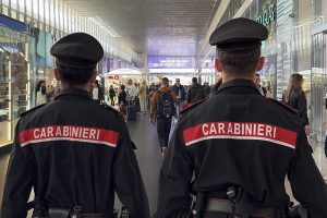 Roma Termini – Minorenne molestata e tentata rapina su turista disabile, arrestati due stranieri con precedenti