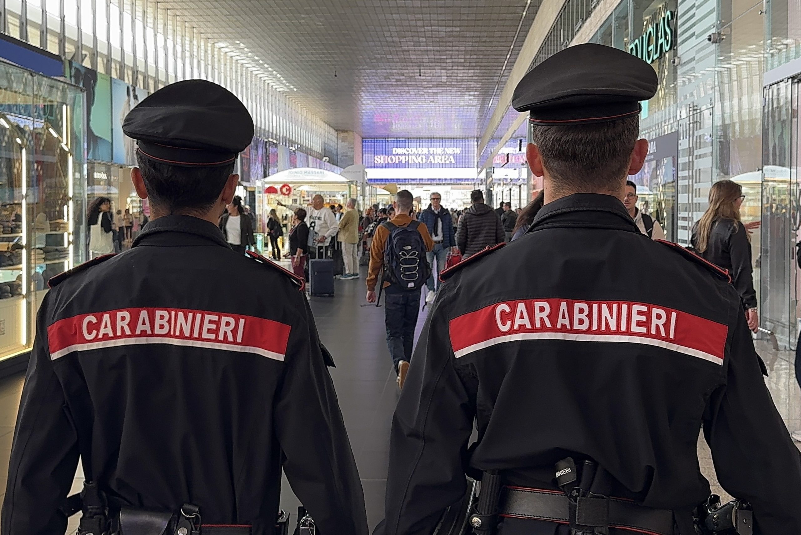 Roma Termini – Minorenne molestata e tentata rapina su turista disabile, arrestati due stranieri con precedenti