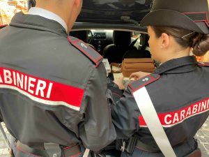 Roma – Ruba borsa di lusso da 2800 euro davanti ai carabinieri che stavano allestendo stand del Made in Italy, arrestato diciannovenne