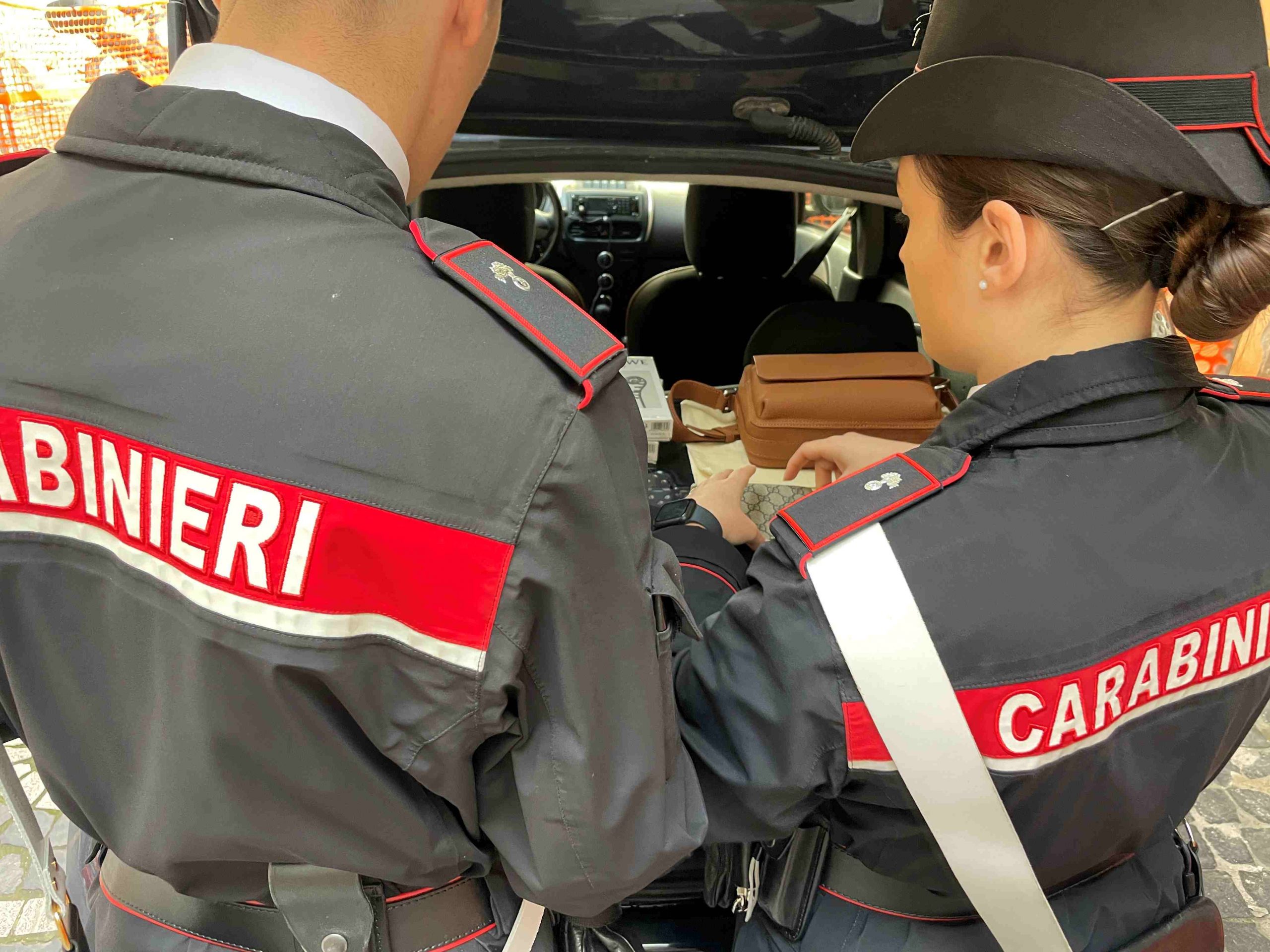 Roma – Ruba borsa di lusso da 2800 euro davanti ai carabinieri che stavano allestendo stand del Made in Italy, arrestato diciannovenne