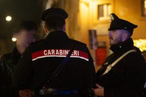 Roma – Ubriaco prima punta un coltello contro il barista che si rifiuta di dargli altro alcol e poi prende a calci e pugni i carabinieri, arrestato trentasettenne