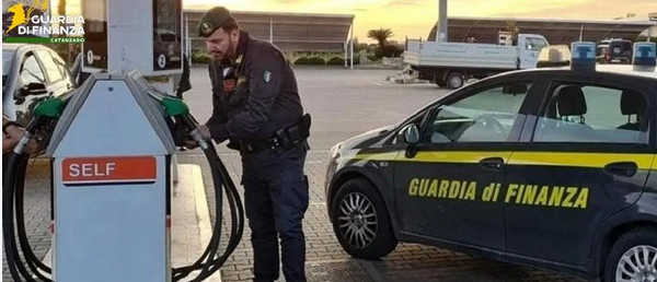 Frosinone – Controlli della Finanza alle pompe di benzina: sequestrati undicimila litri di gasolio e sequestrato un distributore