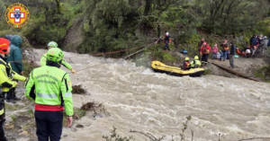 Trentadue turisti rimasti bloccati sulle sponde del fiume in piena: messi in salvo con una teleferica allestita tra i due argini (VIDEO)
