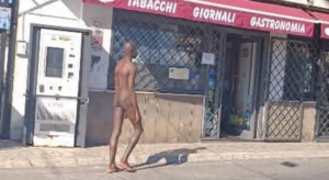 Lavinio – Uomo completamente nudo a spasso nei pressi della stazione: lo sconcerto dei passanti