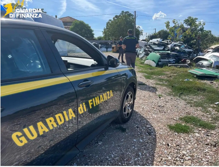 Ostia – Elicottero della Finanza in ricognizione individua un’area di 2700 mq con centinaia di vetture accatastate: sequestrato il sito di rifiuti pericolosi