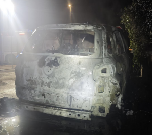 Sora – Le fiamme divorano l’auto di un’avvocatessa, indagini in corso