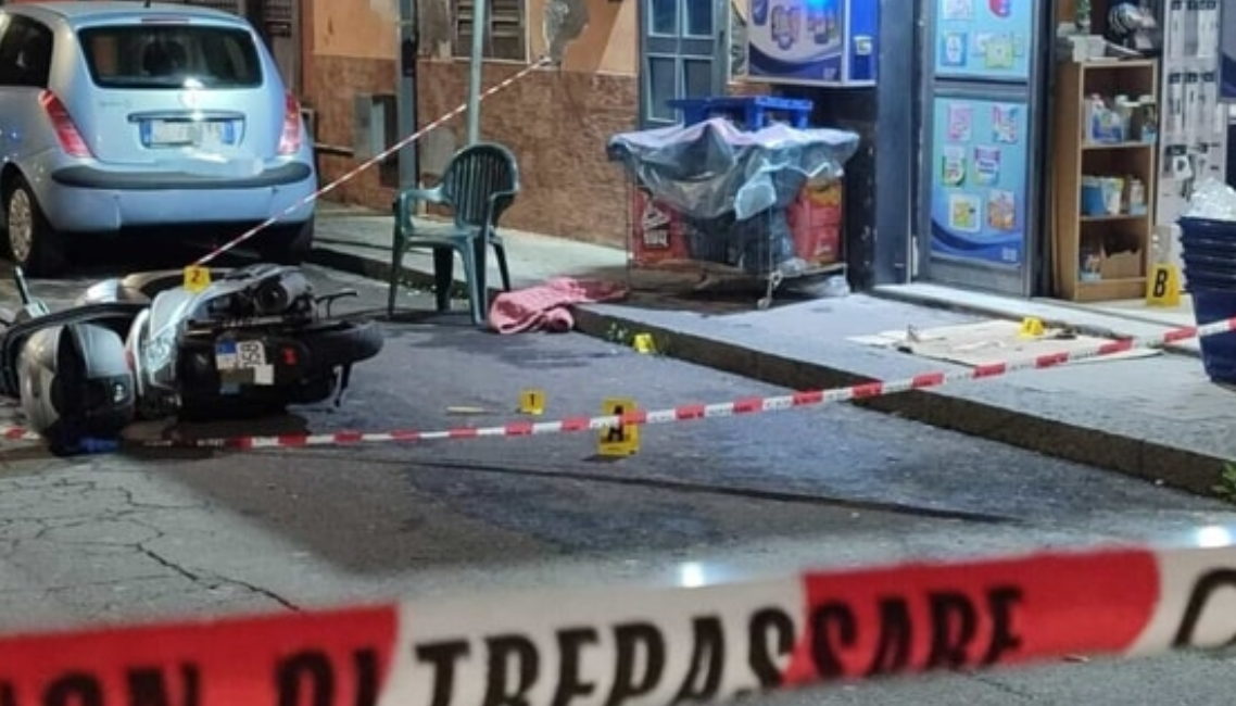 Gravissima donna accoltellata in strada dal marito che si è dato alla fuga: è caccia all’uomo