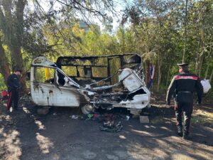 Roma – Incendio in una roulotte, 62enne ferito gravemente (FOTO)
