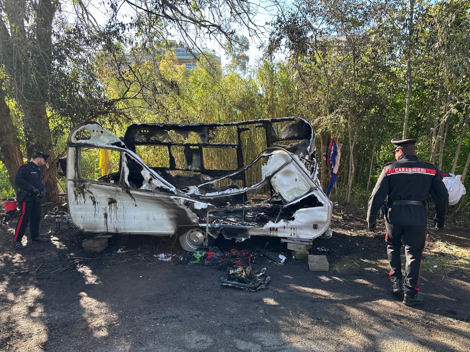 Roma – Incendio in una roulotte, 62enne ferito gravemente (FOTO)