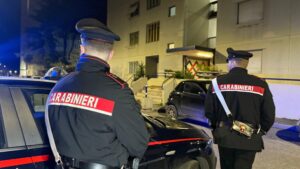 Roma – Maxi retata antidroga, sequestrate oltre 300 dosi di cocaina: 42 ovuli rinvenuti tra sacchi di rifiuti