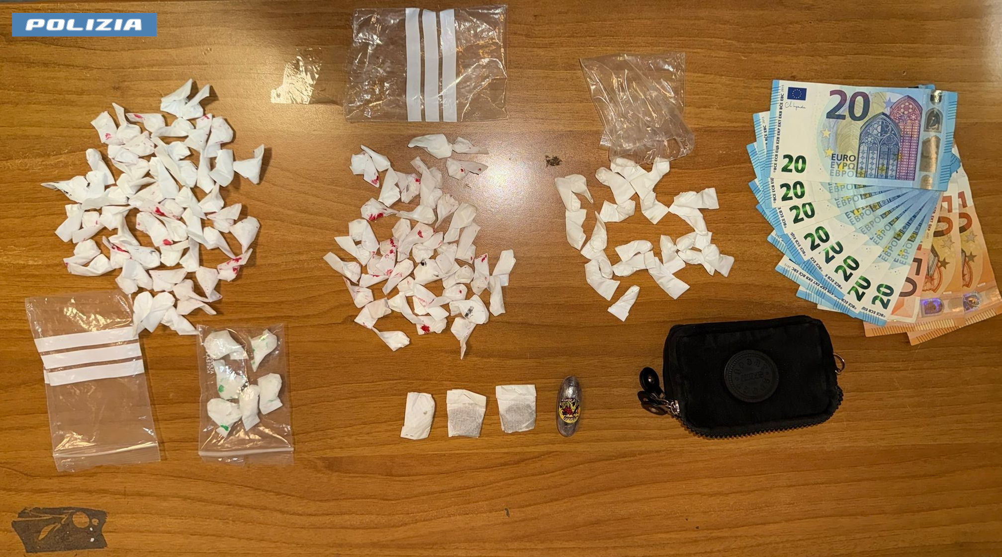 Roma – Blitz della Polizia al “Ferro di Cavallo” di Tor Bella Monaca: 130 involucri di stupefacente nello sportellino del carburante di un’auto