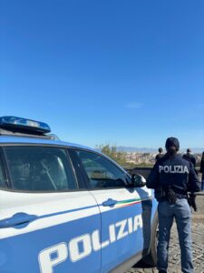 Roma – Barricano un uomo in un camper perché si rifiuta da fargli da “traghettatore”, arrestati due uomini